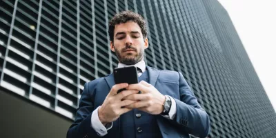 Comercial utilizando software de RRHH en el móvil, solución digital para control horario y gestión laboral en el sector comercial