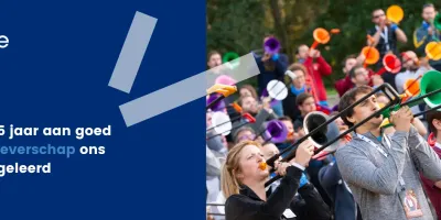 Banner met groep mensen die trompetspelen