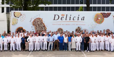 Vrachtwagen Delicia met werknemers ervoor