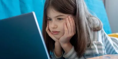 CAW-protime-doneert-laptops-aan-kwetsbare-leerlingen