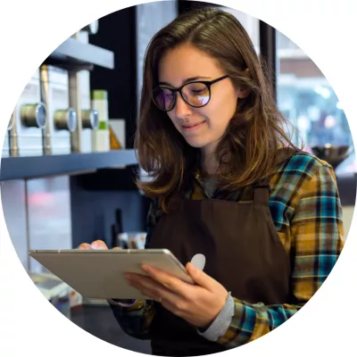 Vrouw in winkel die iets aanklikt op tablet