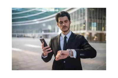 Comercial registrando su jornada laboral con app de control horario en el móvil, una solución moderna y conforme a la normativa