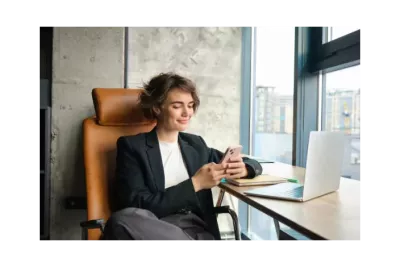 Comercial gestionando su jornada laboral desde el móvil con software de RRHH, solución digital para control horario y movilidad en el sector comercial