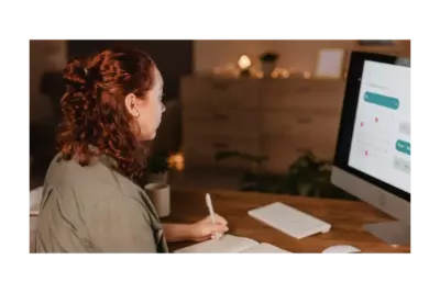 Funcionaria en teletrabajo gestionando en ordenador el control horario y la justificación de ausencias mediante software digital