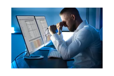 Empleado frustrado frente a plantillas de Excel para el control horario, un método manual propenso a errores y sin garantías legales de integridad