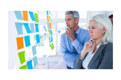 Directivos analizando estrategias de control horario y gestión laboral con software de RRHH para directivos