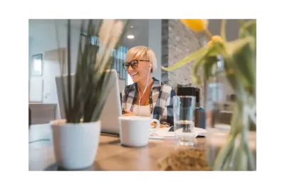 Onderneemster gebruikt HR-software voor personeelsbeheer in middelgrote bedrijven