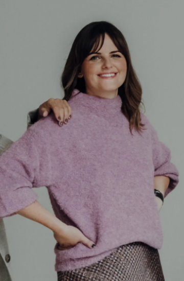 Vrouw met paarse trui
