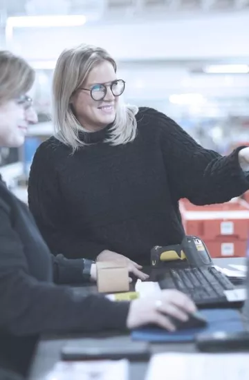 Twee vrouwen achter computer