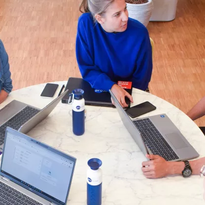 Protime tijdregistratie personen rond tafel