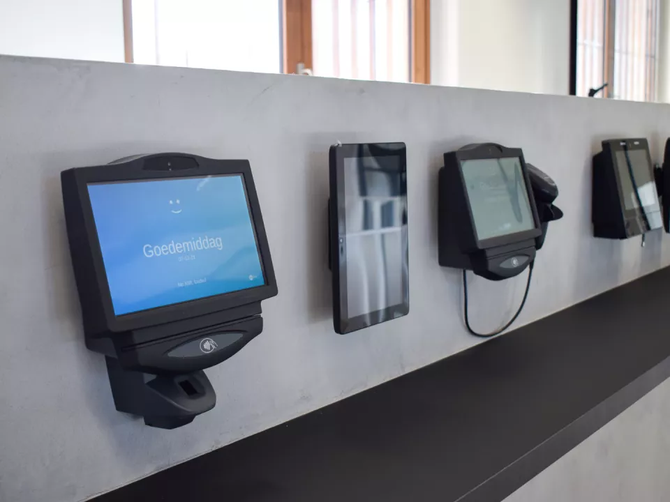 Une rangée de pointeuses et badgeuses, prêtes à être utilisées par les employés pour pointer