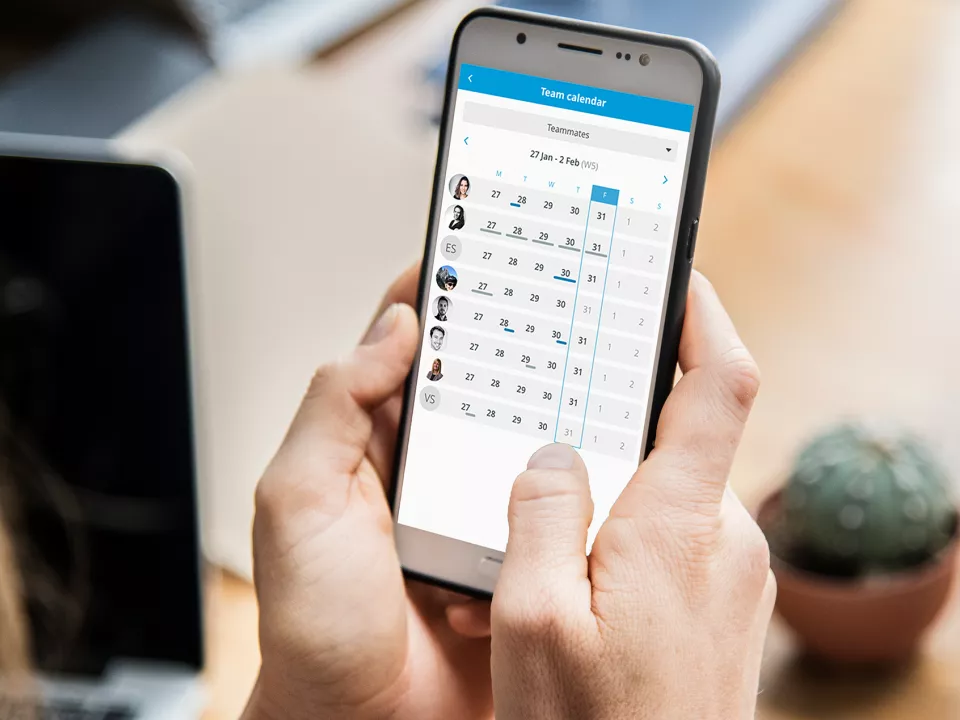 Photographie d'une employée utilisant le logiciel de self-service RH