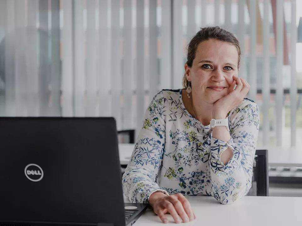 Mitarbeiter nutzt Zeiterfassungssoftware