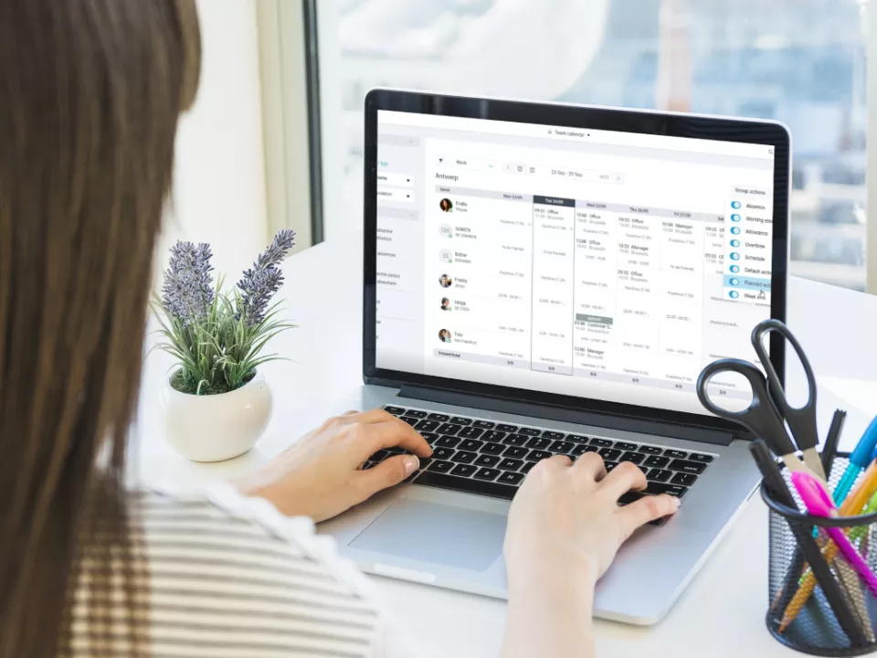 Mitarbeiter arbeitet hinter dem Computer in MyProTime