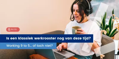 Vrouw in zetel met laptop op de schoot en een koffie in de hand