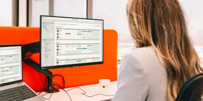 vrouw achter computer