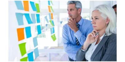 Directivos analizando estrategias de control horario y gestión laboral con software de RRHH para directivos