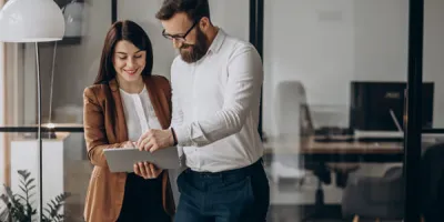  Homeoffice im Unternehmen rechtssicher gestalten: Unterschiede zur Telearbeit, Pflichten zur Zeiterfassung, Datenschutz und praktische Strategien.