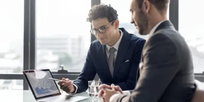 Bereken eenvoudig het uurloon voor werknemers en zzp'ers. Ontdek de formules van bruto naar netto, loonstructuren en tips voor je administratie.